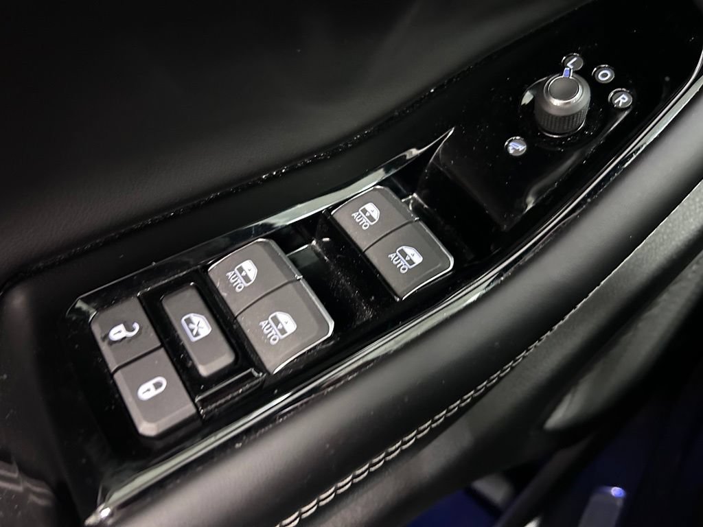 Used 2024 Jeep Grand Cherokee Overland AWD/4WD image 5