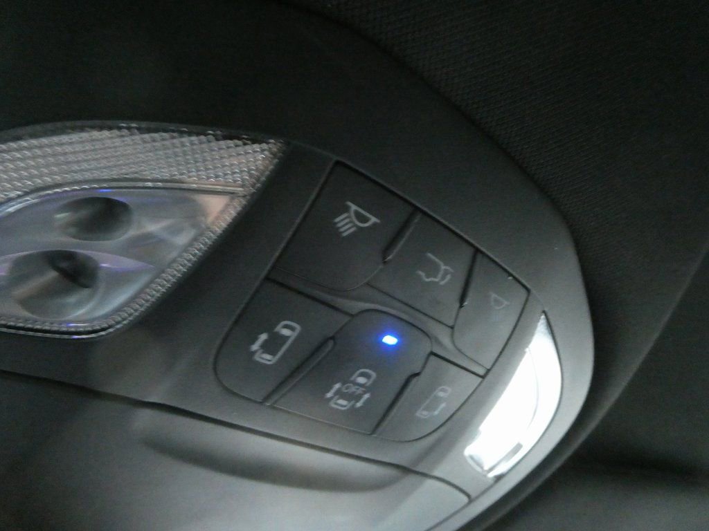 Used 2025 Chrysler Pacifica Select image 18