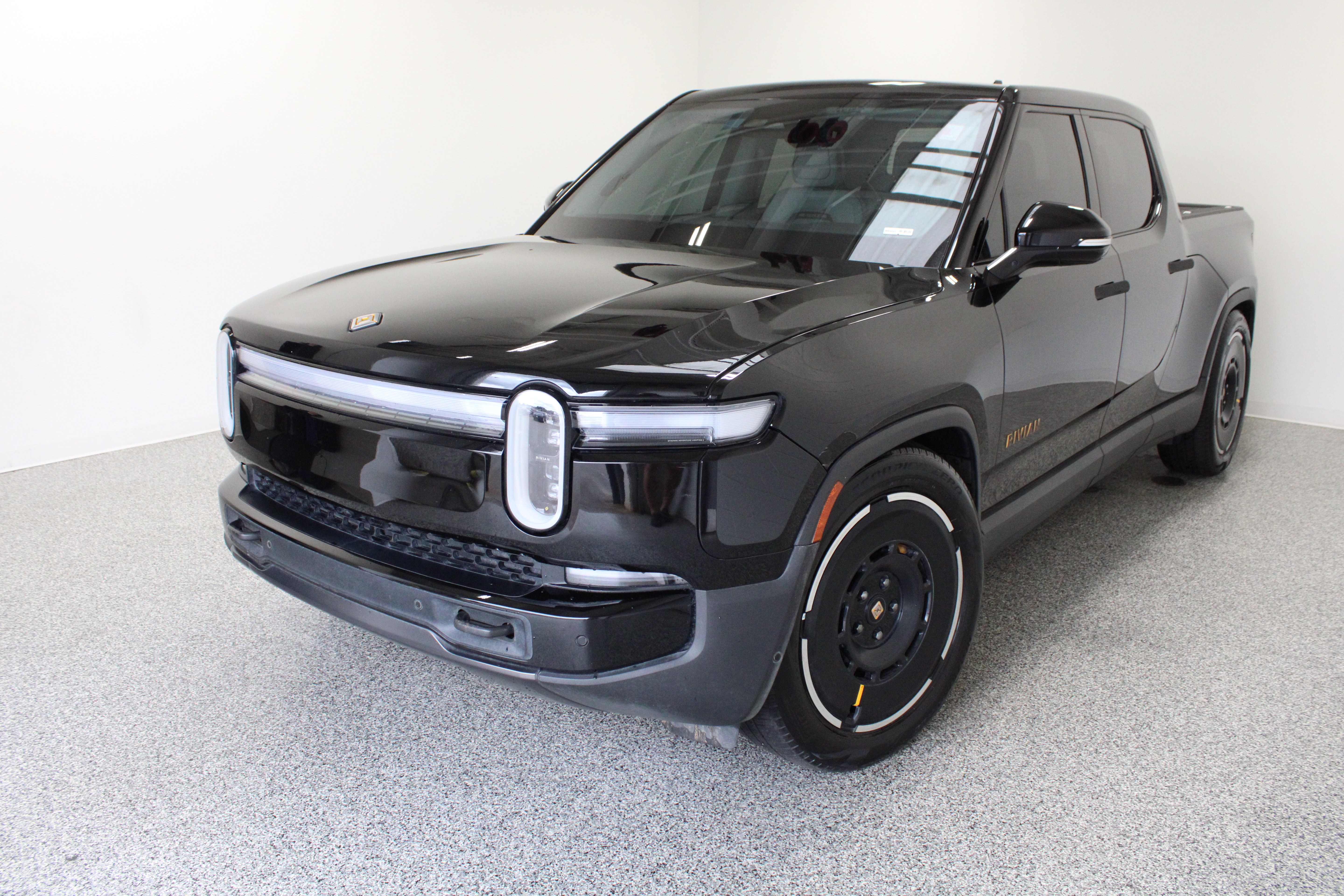 Used 2025 Rivian R1T Premium Tri AWD/4WD image 2