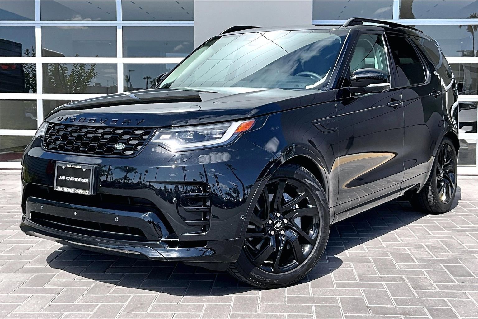 Used 2025 Land Rover Discovery Dynamic SE AWD/4WD image 1
