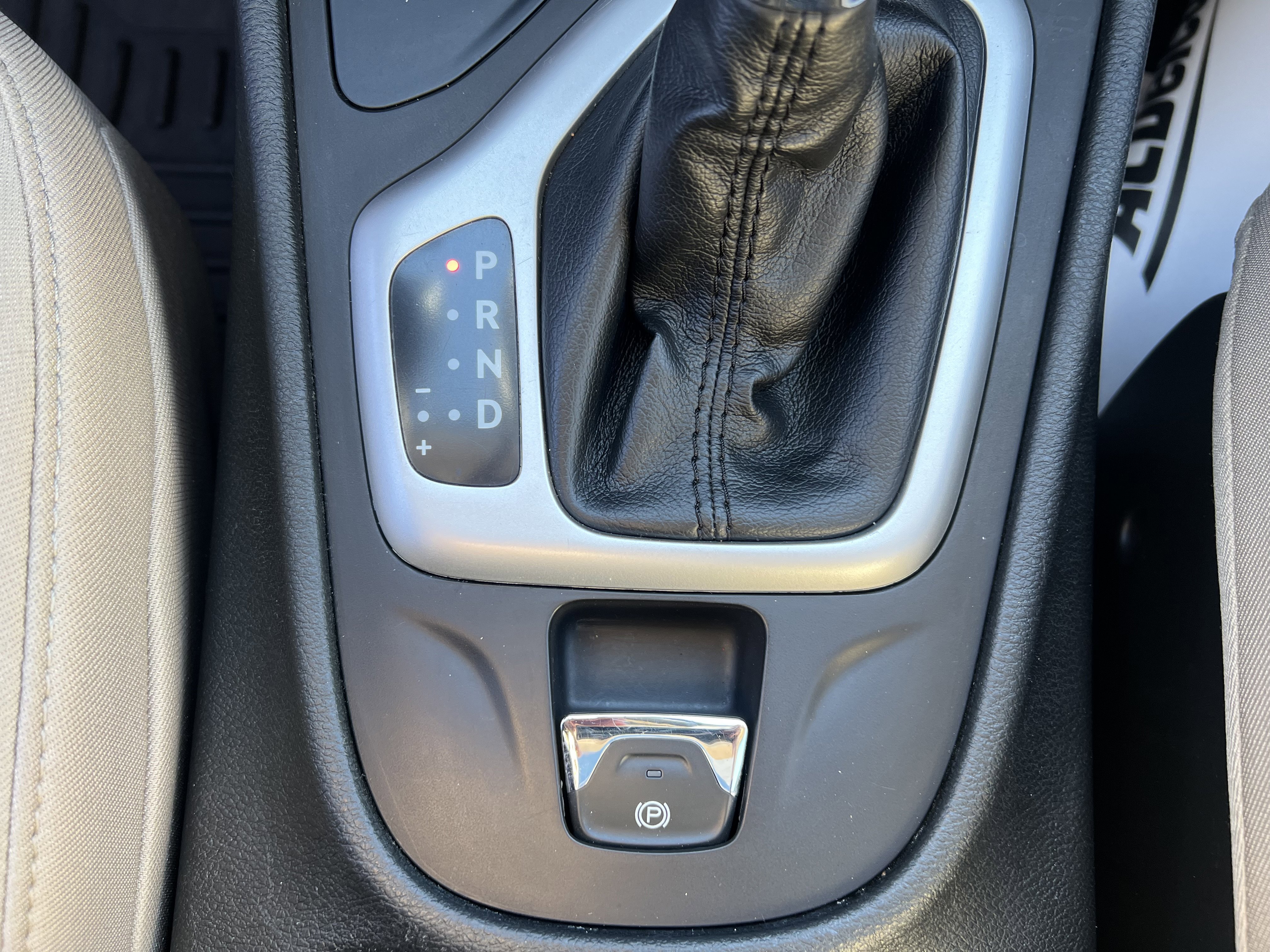 Used 2015 Jeep Cherokee Latitude w/ Comfort/Convenience Group image 27