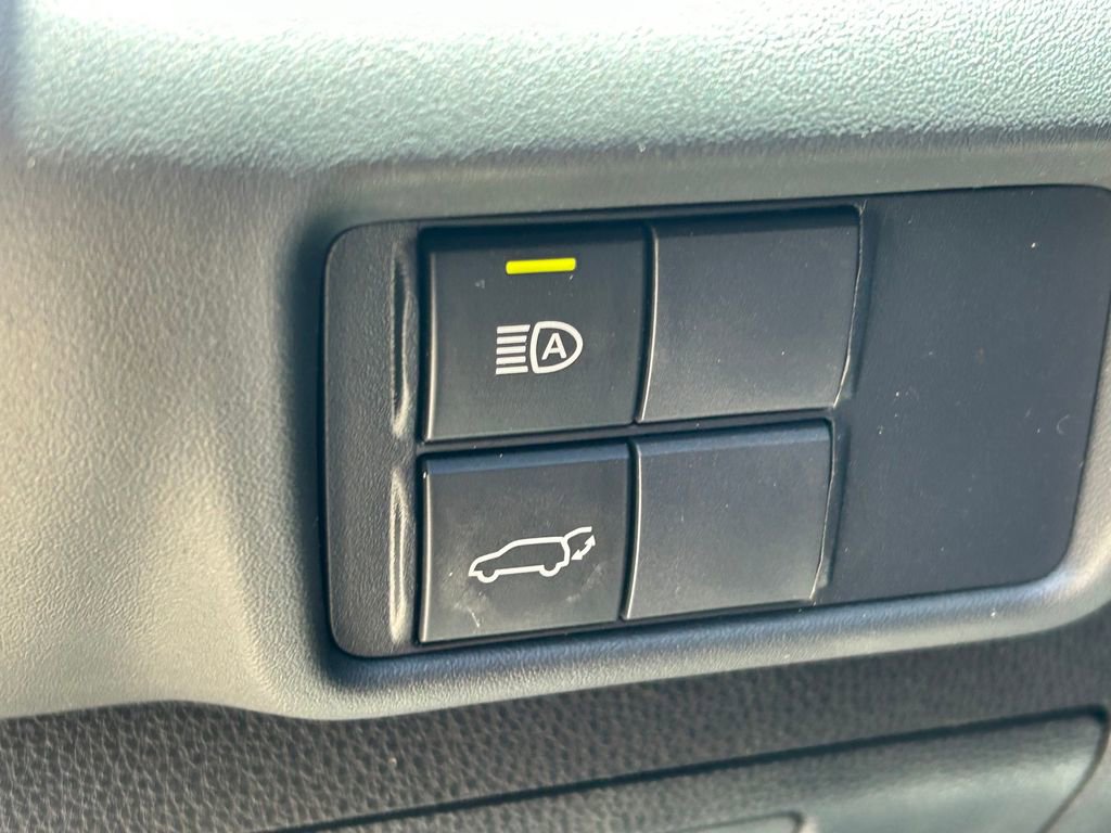 Used 2020 Toyota Highlander XLE FWD image 28