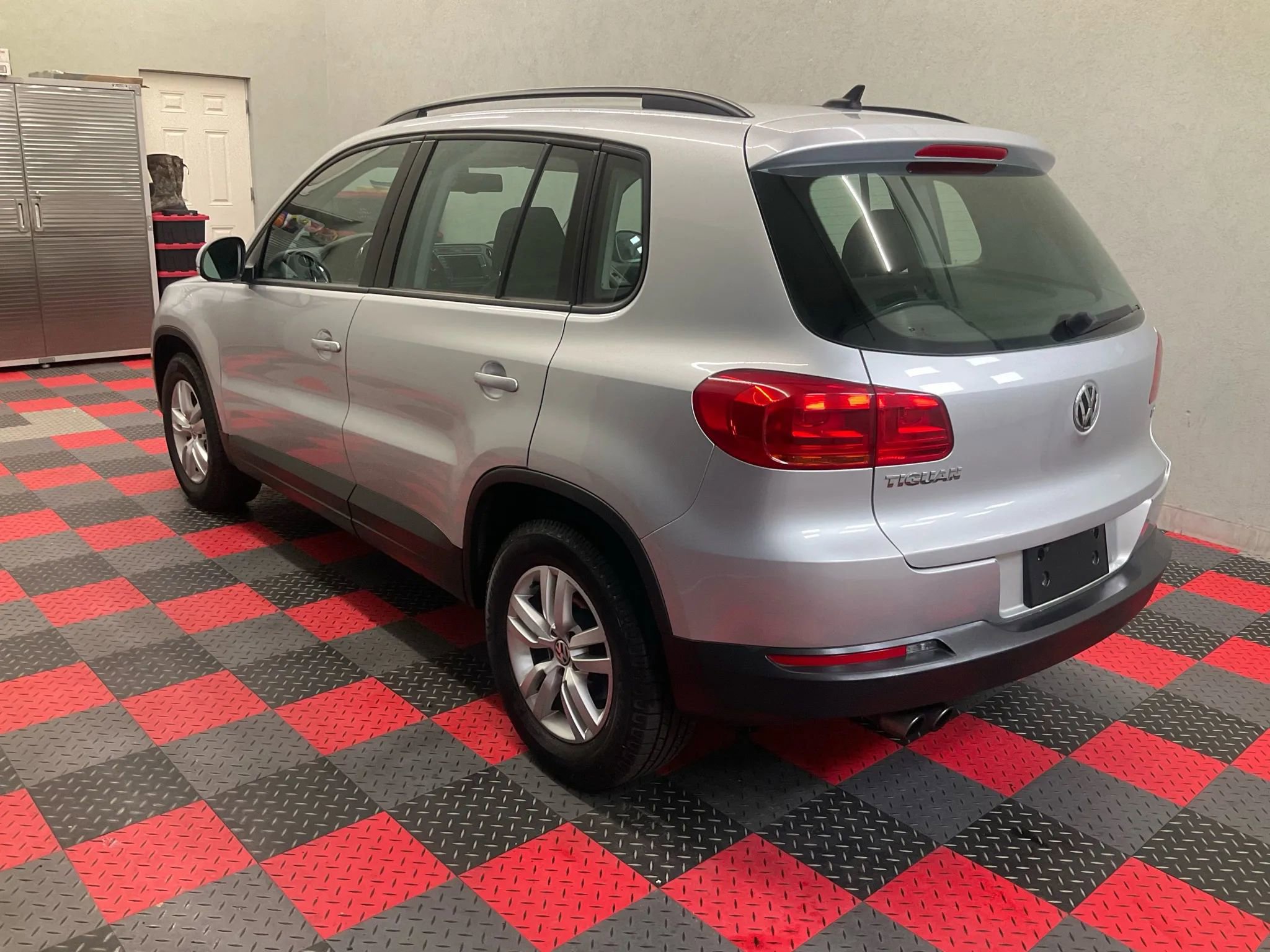 Used 2017 Volkswagen Tiguan S image 4