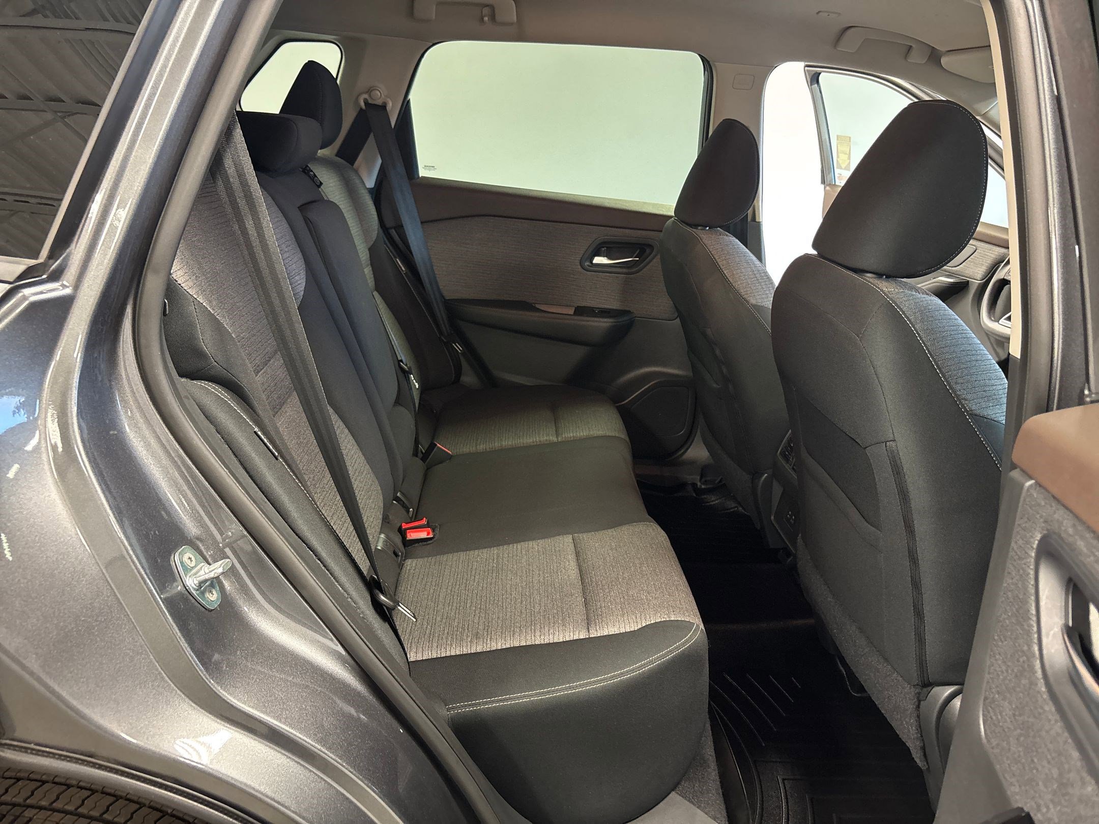 Used 2022 Nissan Rogue SV image 35