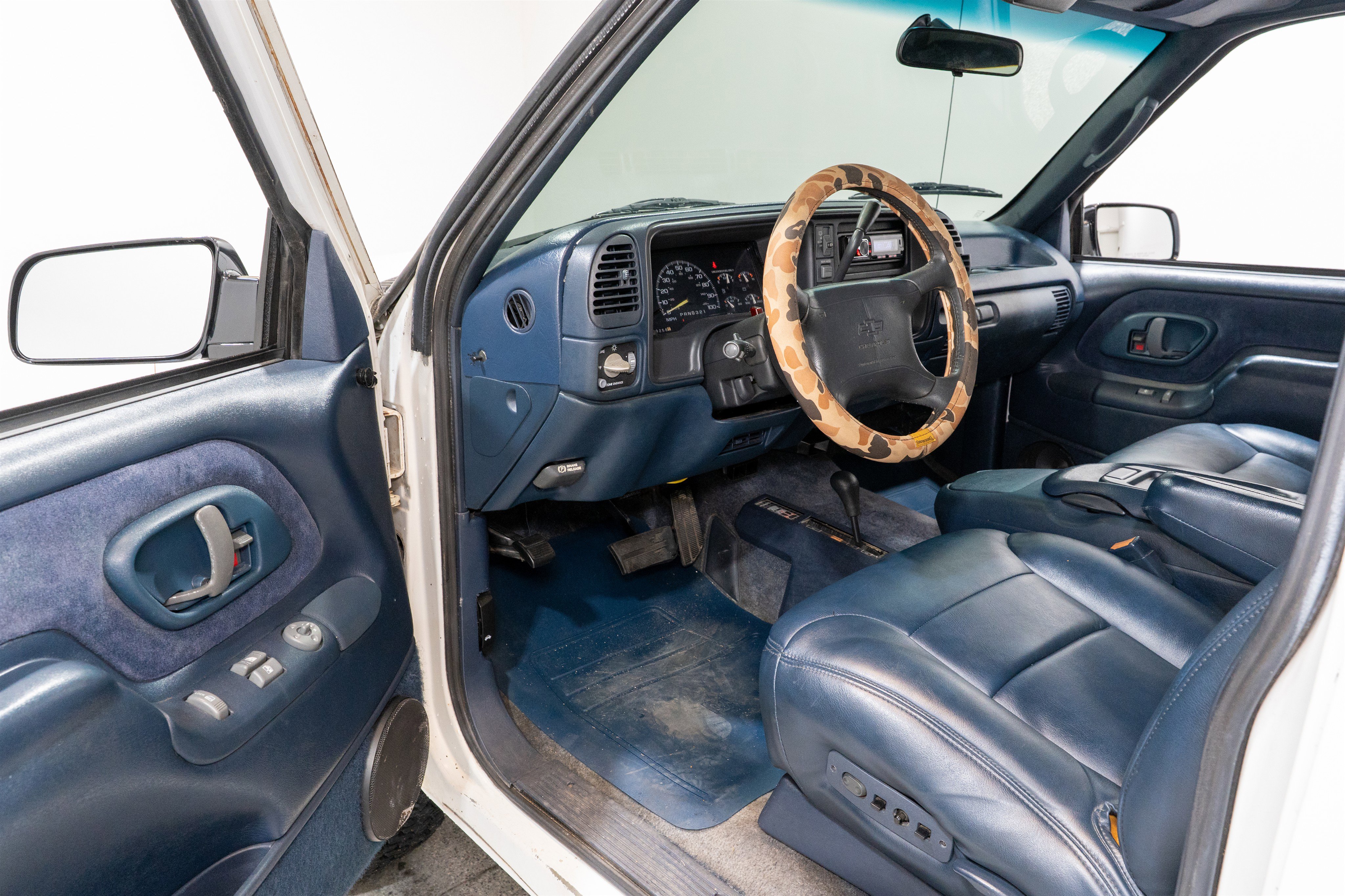Used 1995 Chevrolet Tahoe 4WD 2-Door image 11
