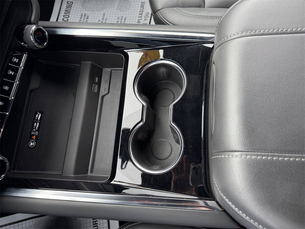 Used 2025 Chevrolet Suburban Z71 image 24