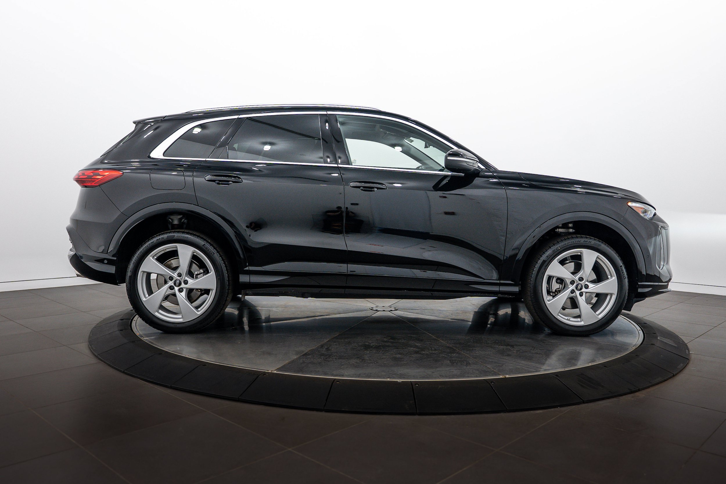 Used 2025 Audi Q5 Premium Plus AWD/4WD image 3