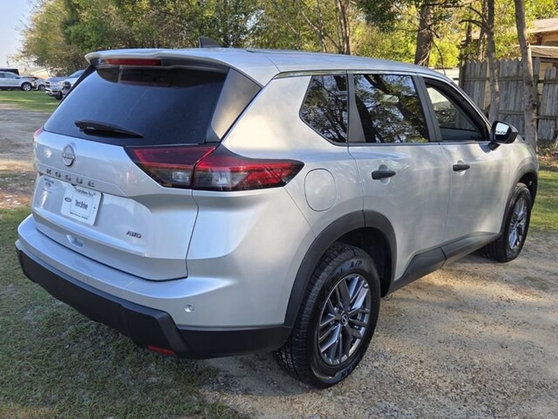 Used 2024 Nissan Rogue S image 13