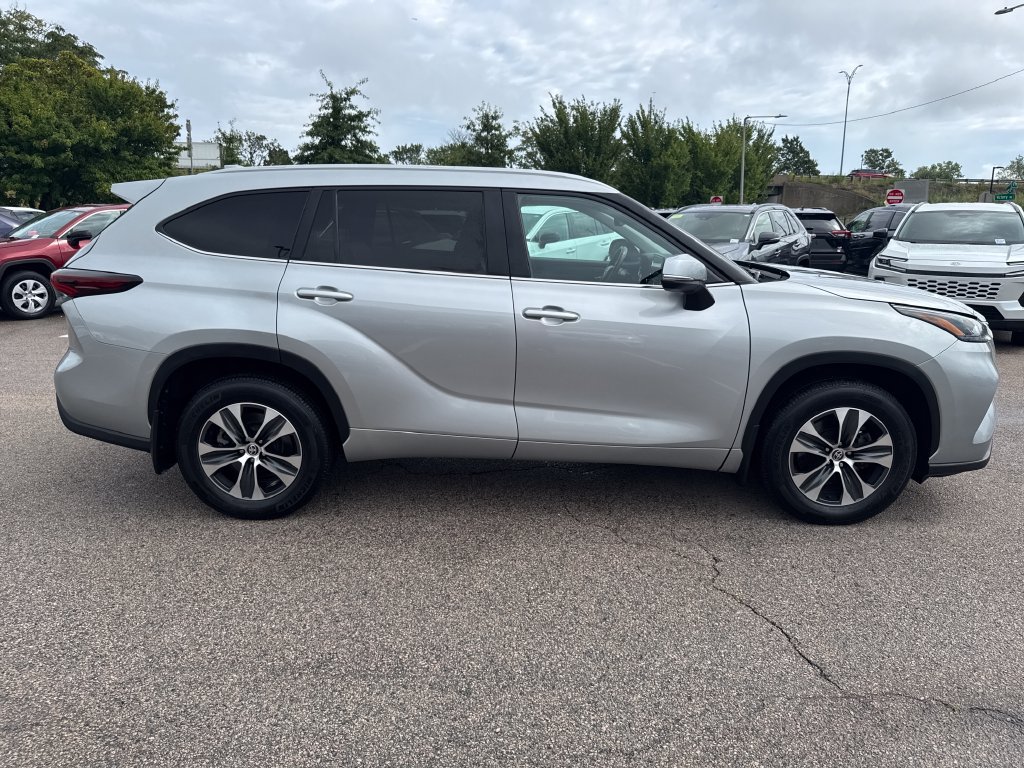 Used 2025 Toyota Highlander XLE AWD/4WD image 11