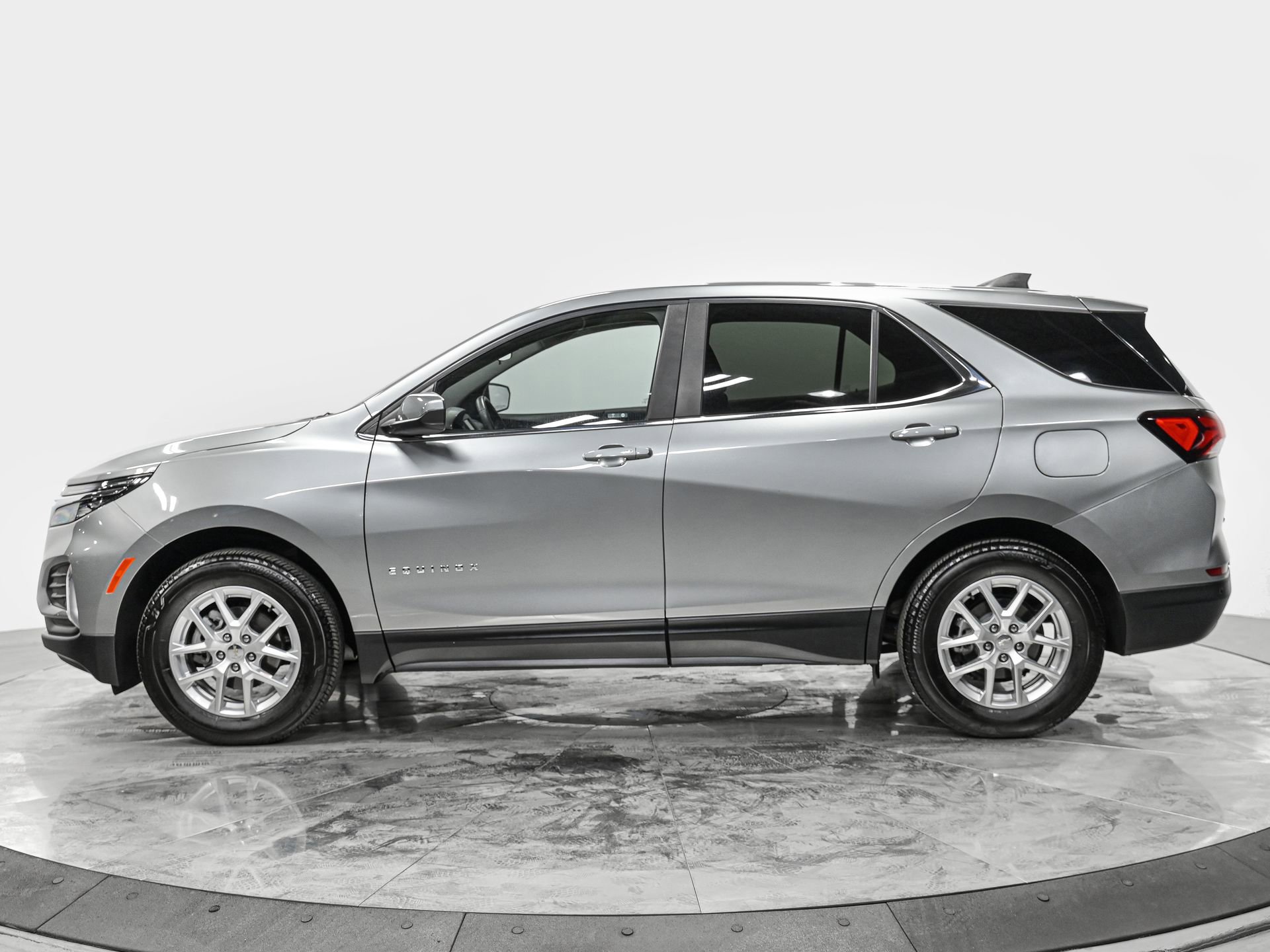 Used 2023 Chevrolet Equinox LT image 2