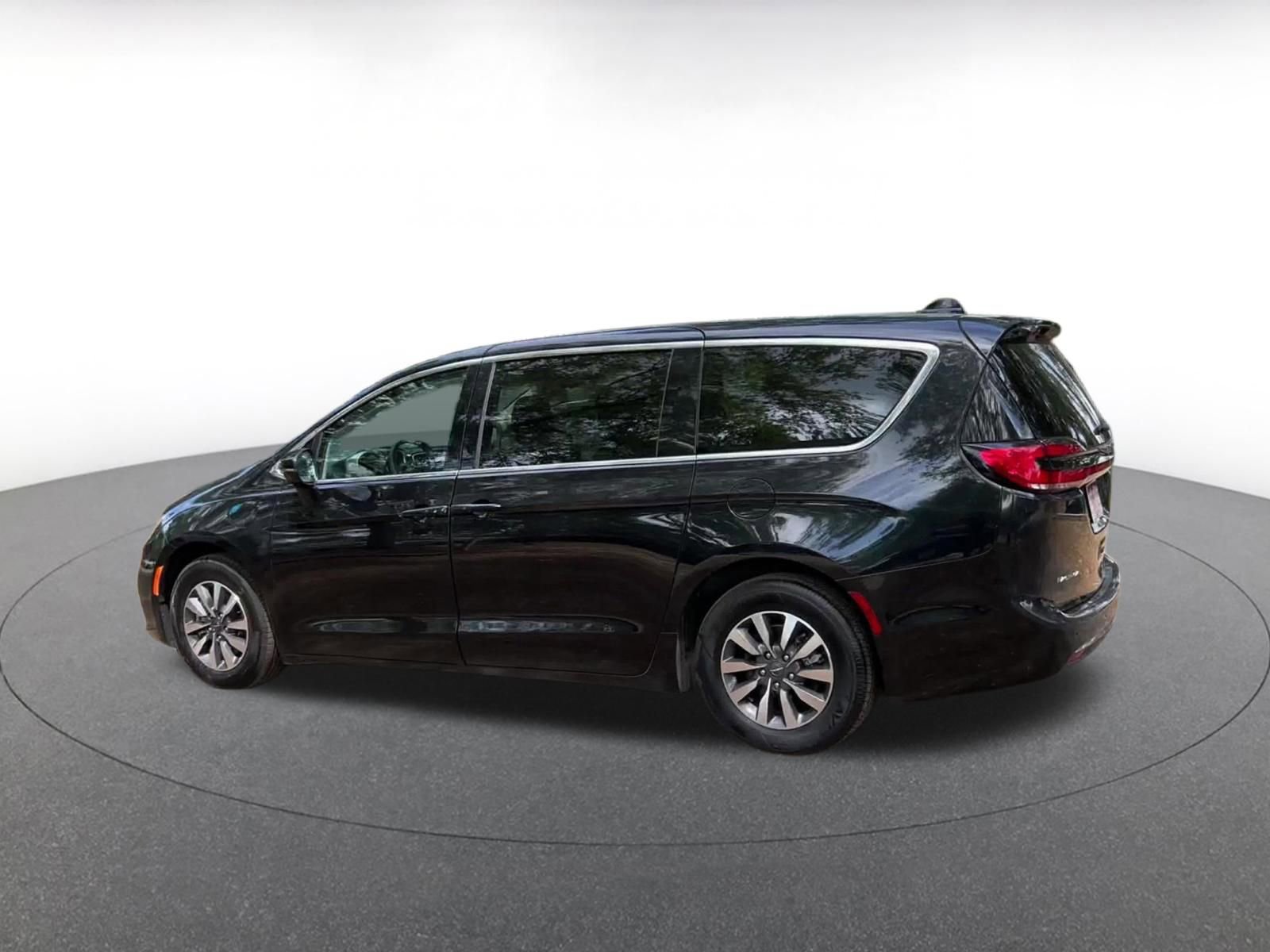 Used 2023 Chrysler Pacifica Touring-L image 11