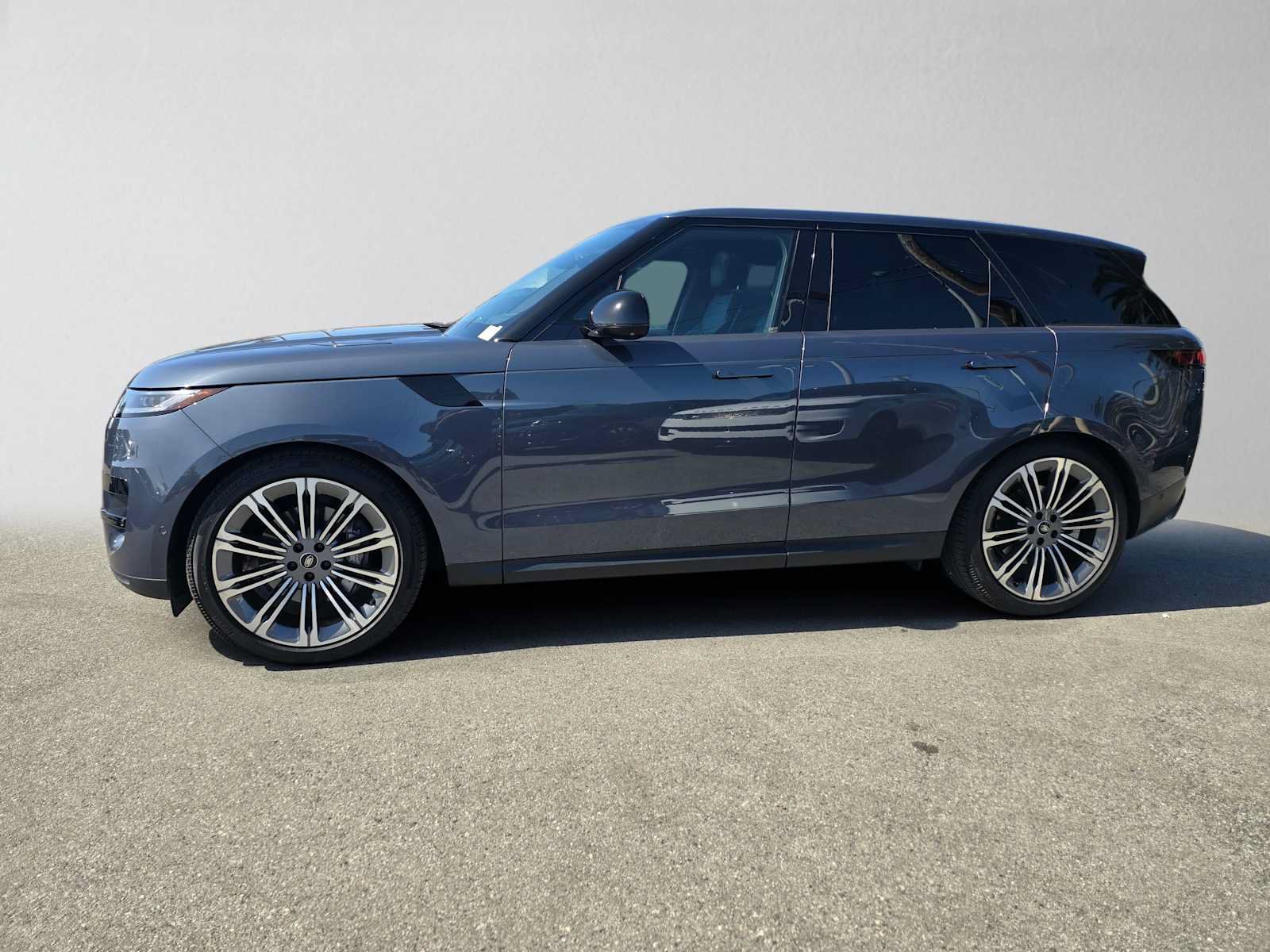 Used 2025 Land Rover Range Rover Sport SE AWD/4WD image 2