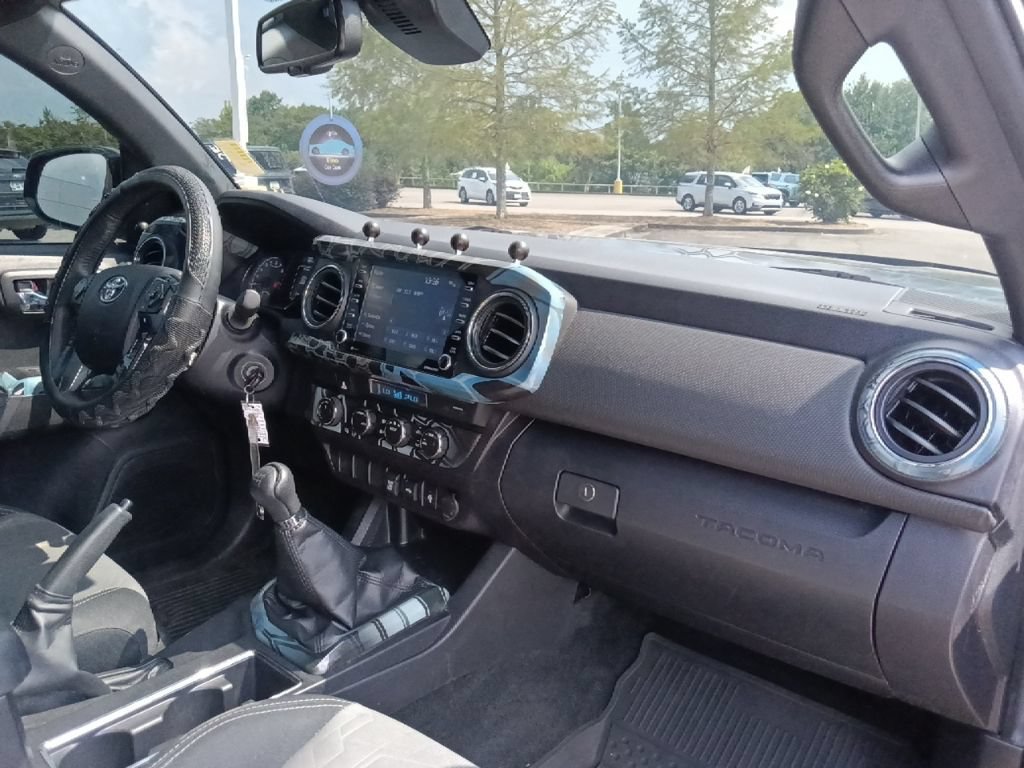 Used 2022 Toyota Tacoma TRD Off-Road AWD/4WD image 33