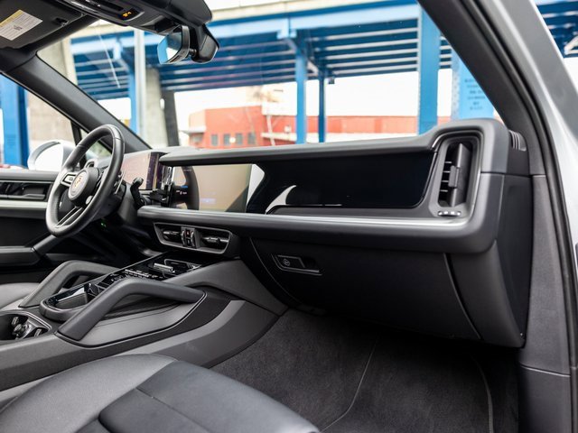 Used 2025 Porsche Cayenne image 33