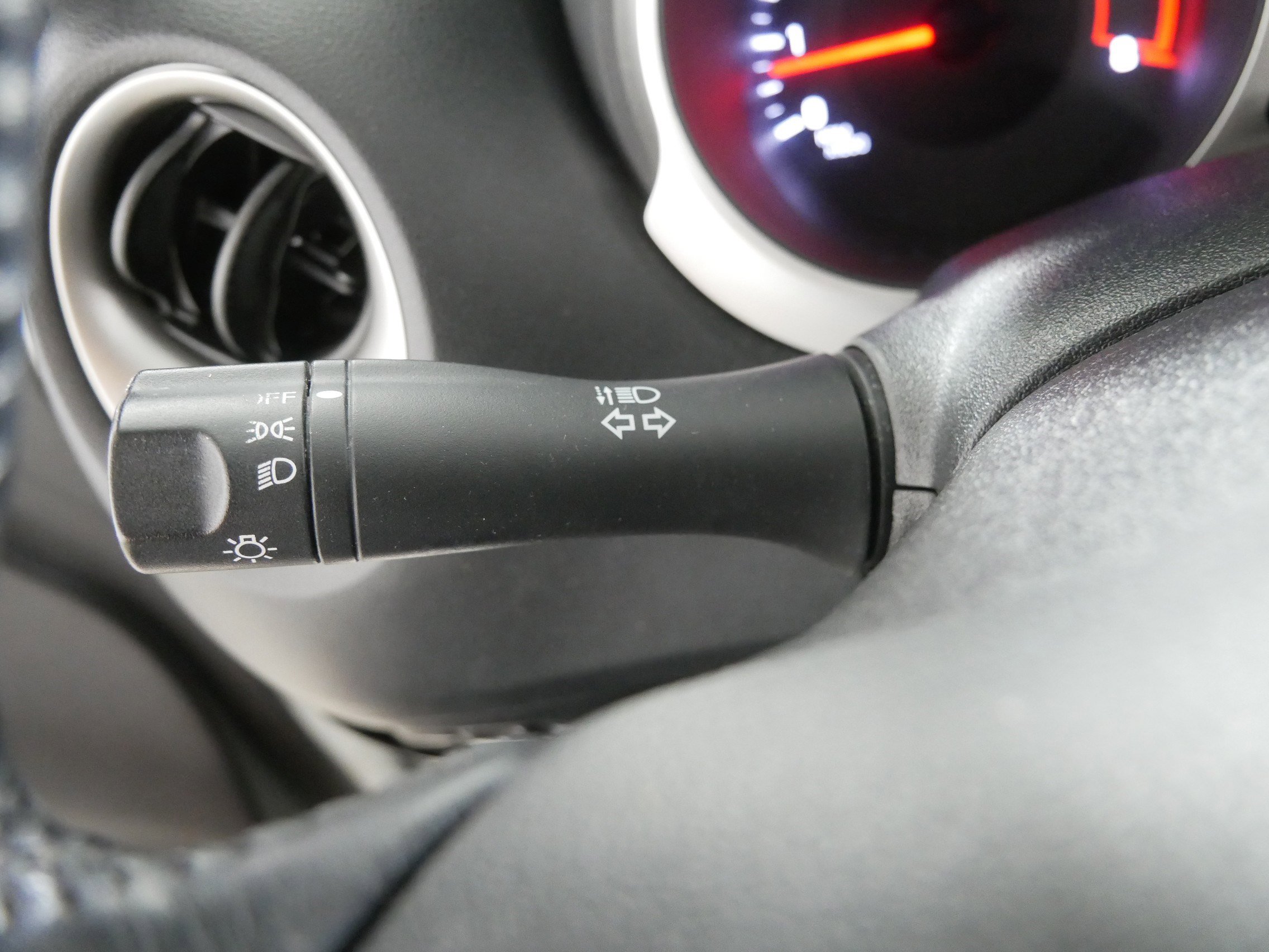 Used 2015 Nissan Juke S image 31