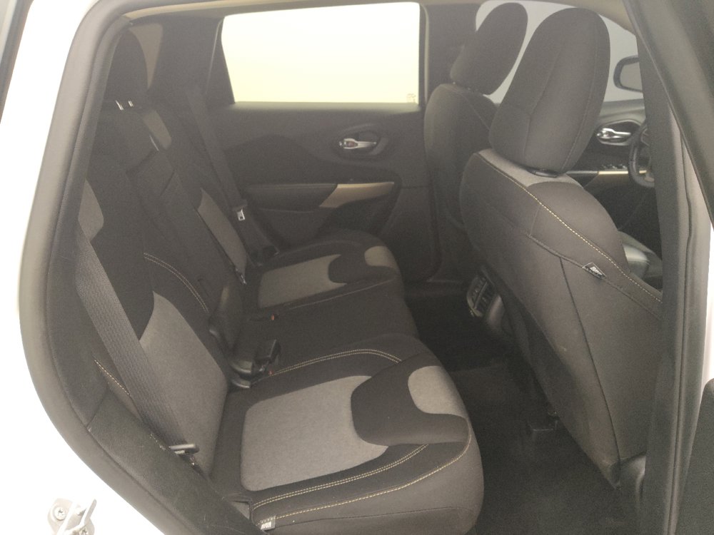 Used 2018 Jeep Cherokee Latitude w/ Altitude Package FWD image 19