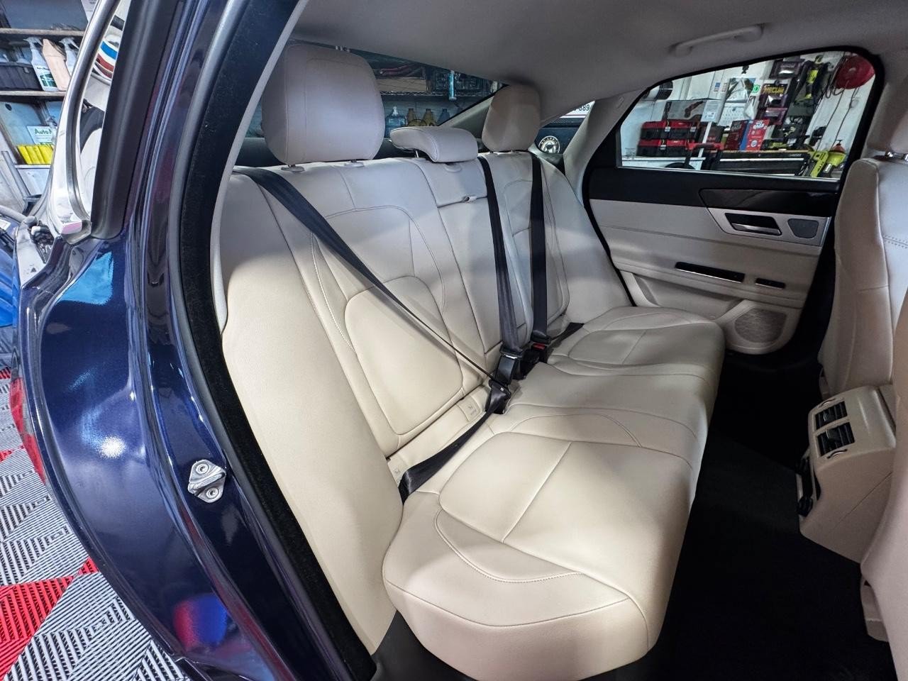 Used 2018 Jaguar XF Premium RWD image 9