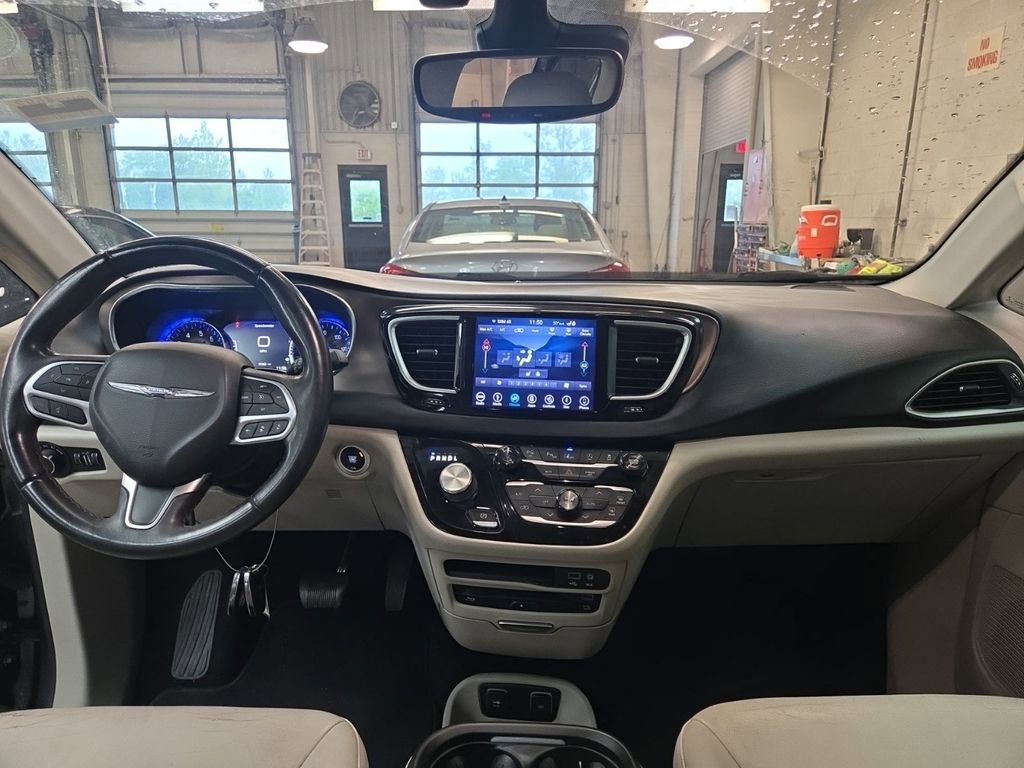 Used 2018 Chrysler Pacifica Touring-L Plus w/ Advanced Safetytec Group FWD image 10