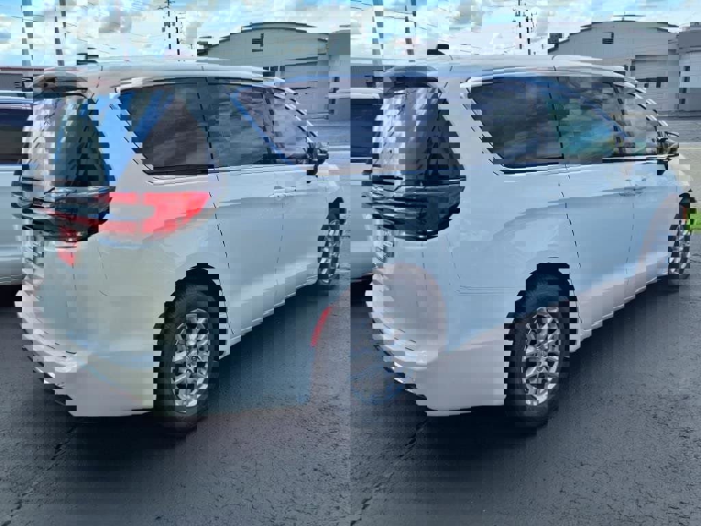 New 2026 Chrysler Pacifica Select image 3