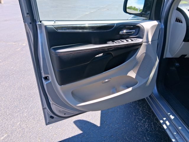 Used 2014 Chrysler Town & Country Touring FWD image 9