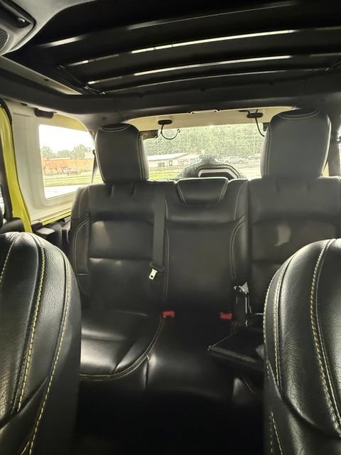 Used 2022 Jeep Wrangler Unlimited Rubicon w/ Cold Weather Group AWD/4WD image 15