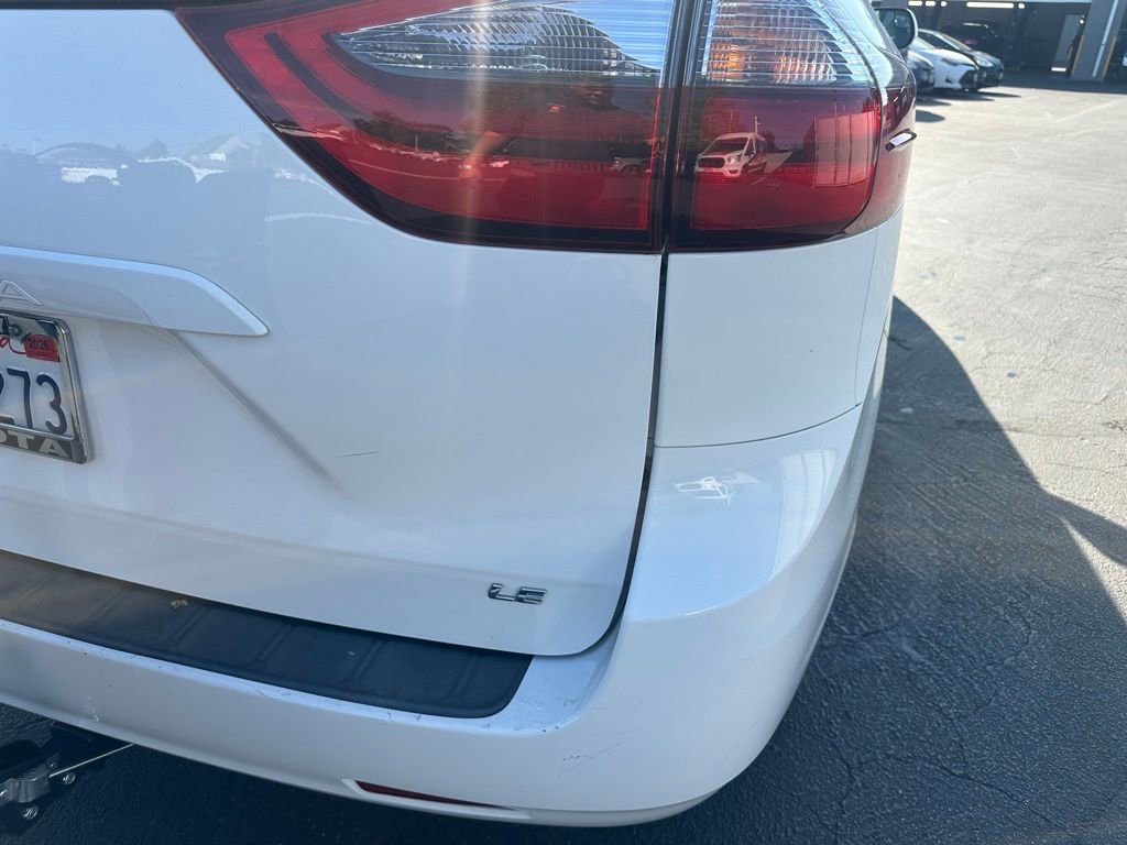 Used 2020 Toyota Sienna LE w/ Carpet Mat Package image 3