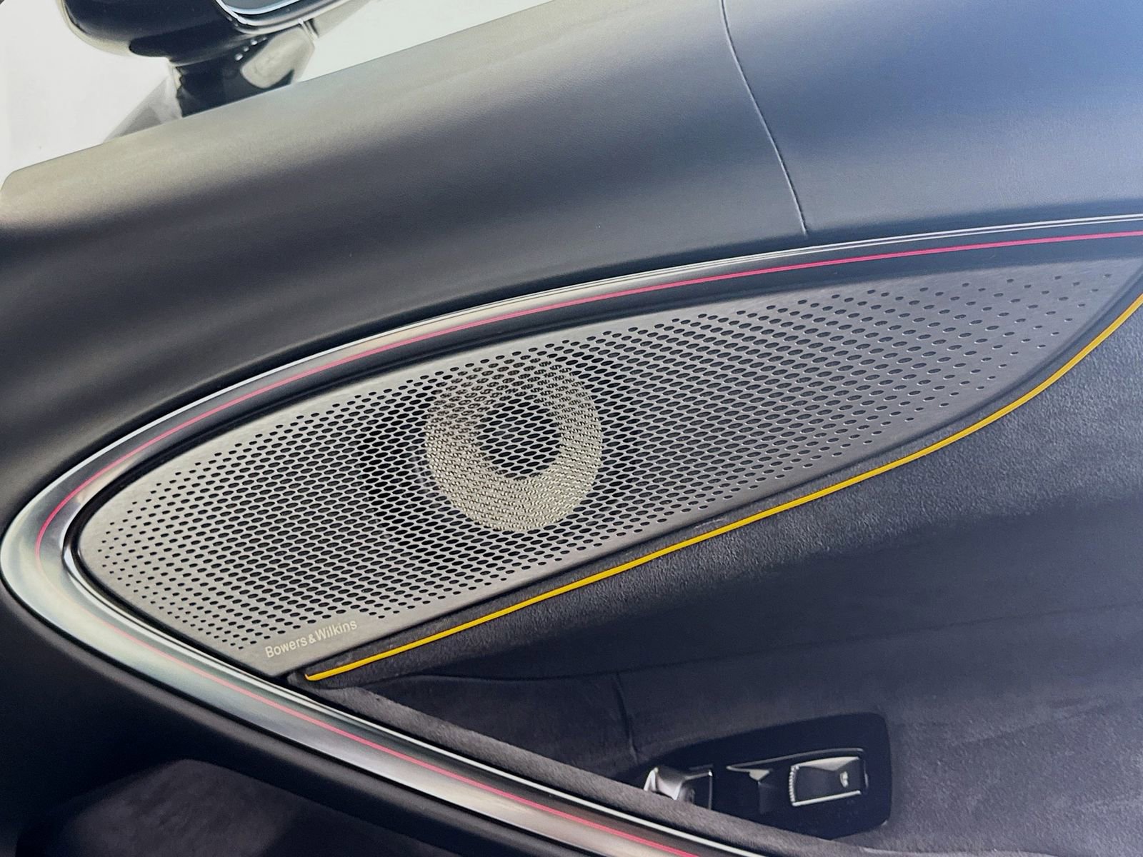 Used 2025 McLaren Artura Spider image 17