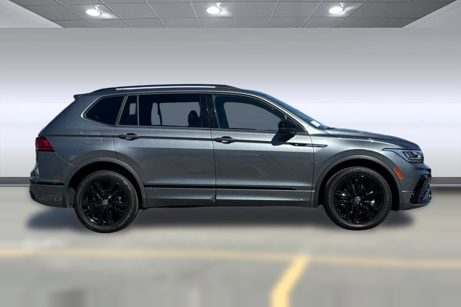 Used 2022 Volkswagen Tiguan SE R-Line image 7