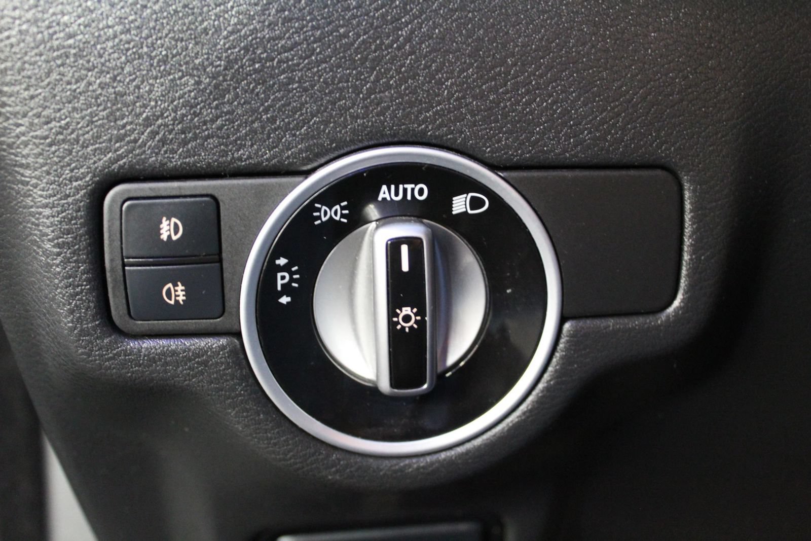 Used 2017 INFINITI QX30 Premium FWD image 28