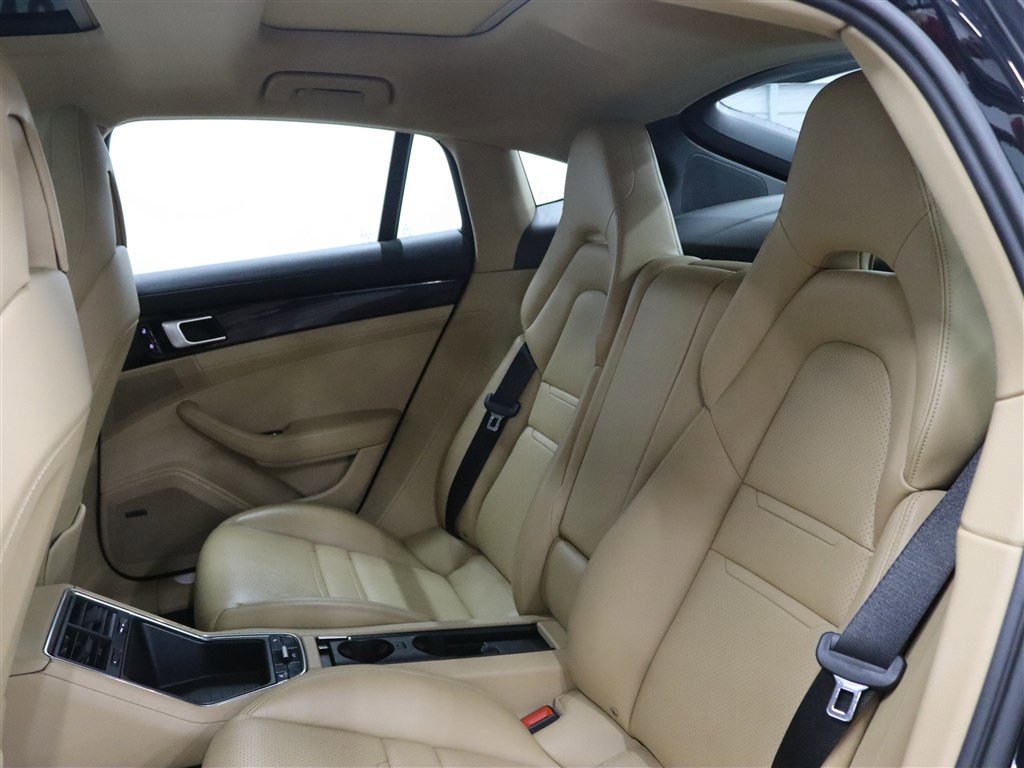 Used 2020 Porsche Panamera image 17