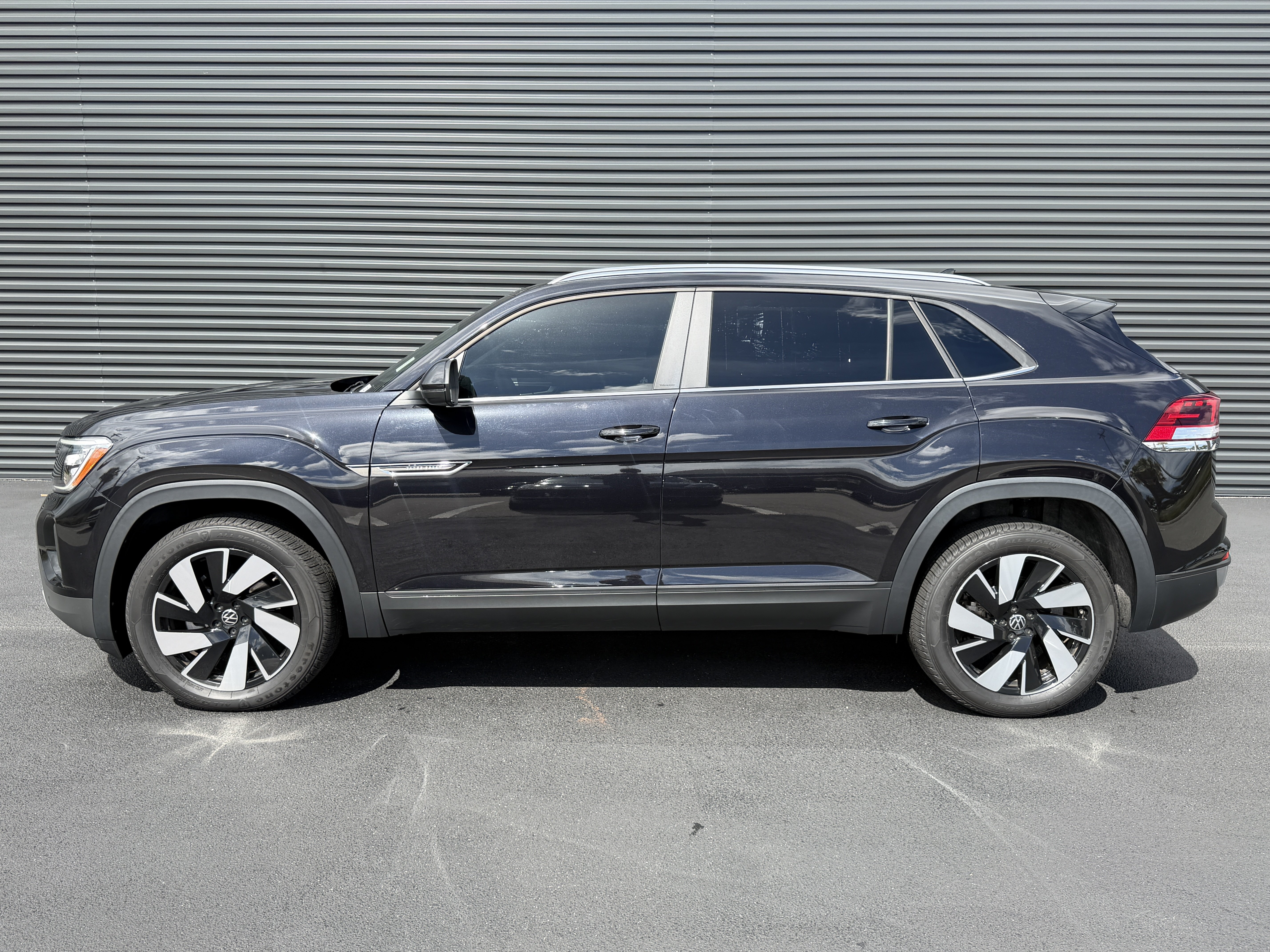 Used 2024 Volkswagen Atlas Cross Sport SE AWD/4WD image 2