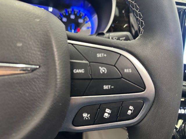 Used 2024 Chrysler Pacifica Limited AWD/4WD image 33