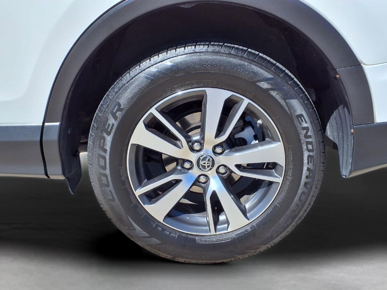 Used 2018 Toyota RAV4 XLE AWD/4WD image 3