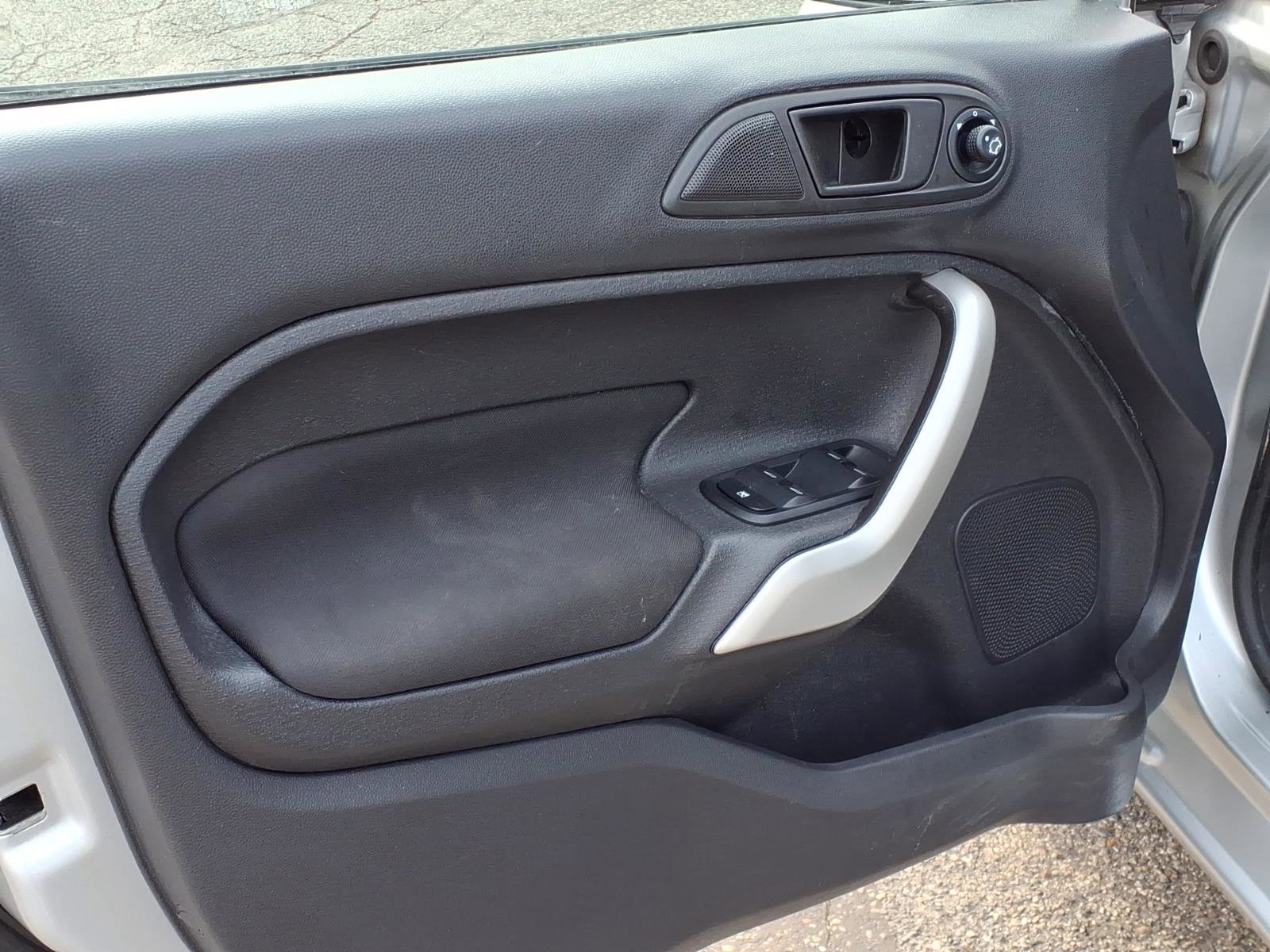 Used 2012 Ford Fiesta SE image 7