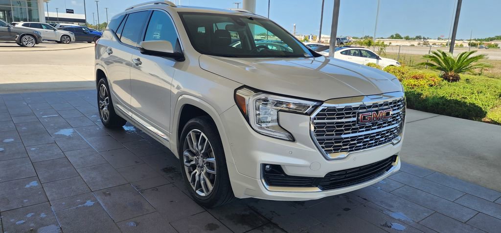Used 2024 GMC Terrain Denali w/ Denali Premium Package AWD/4WD image 6