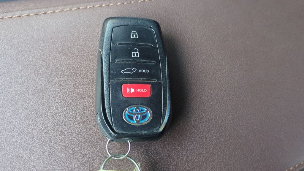 Used 2021 Toyota Venza Limited w/ Advanced Technology Package AWD/4WD image 25
