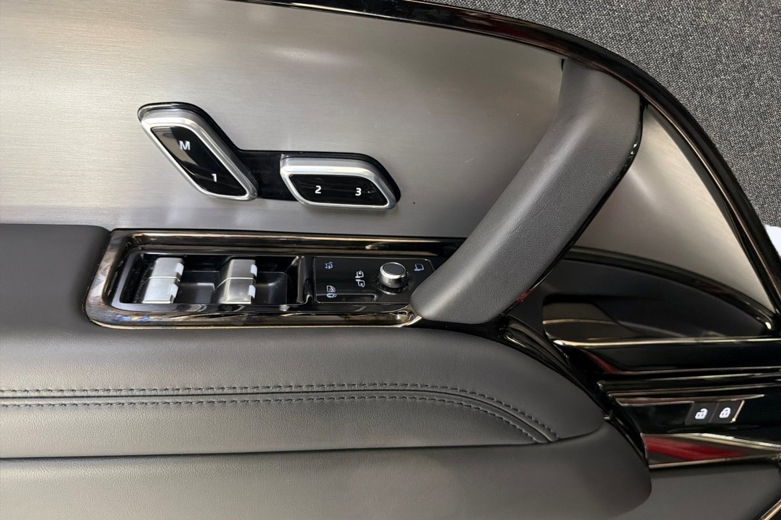 Used 2025 Land Rover Range Rover Sport SE image 23