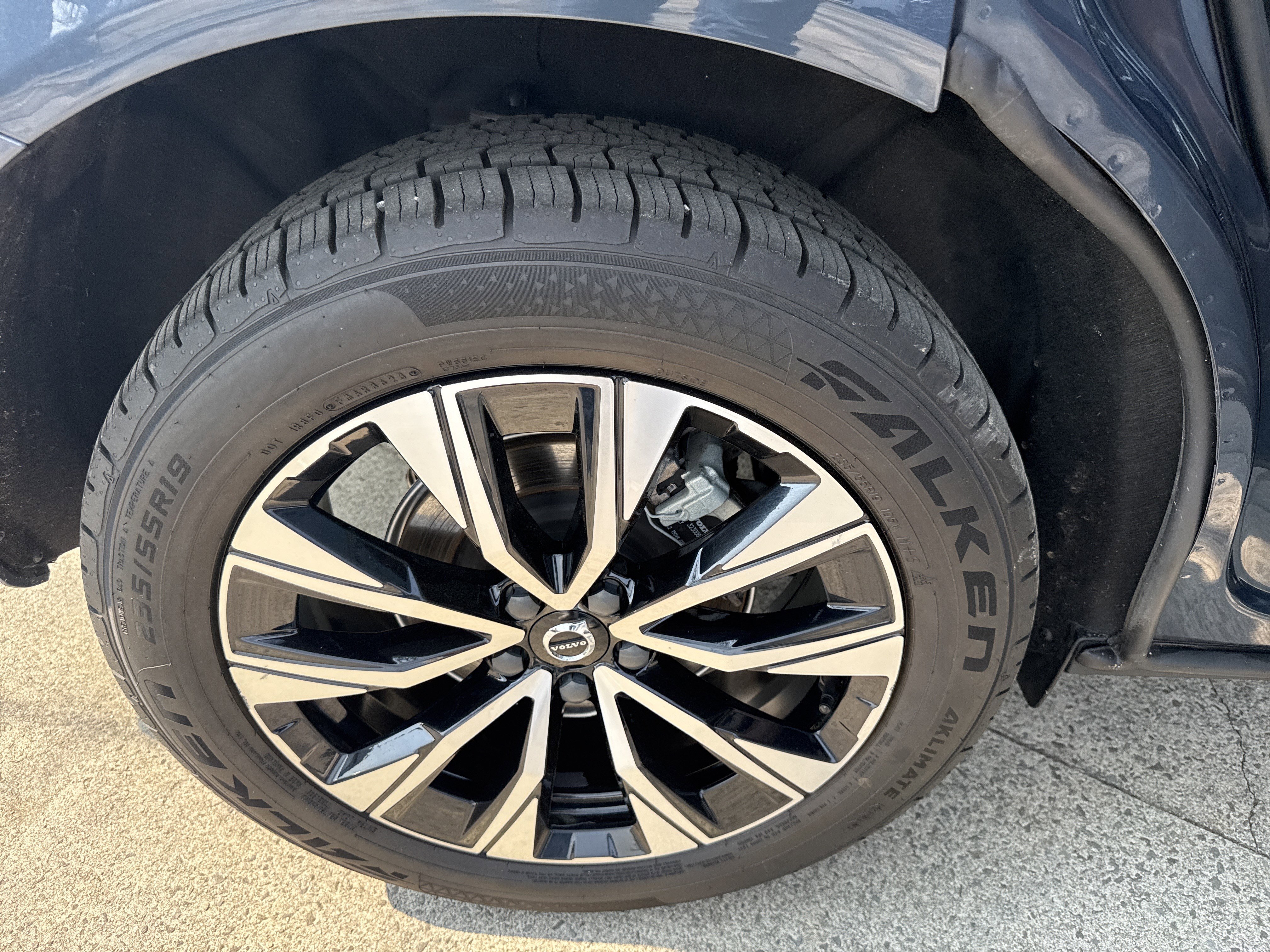 Used 2024 Volvo XC60 B5 Plus AWD/4WD image 17