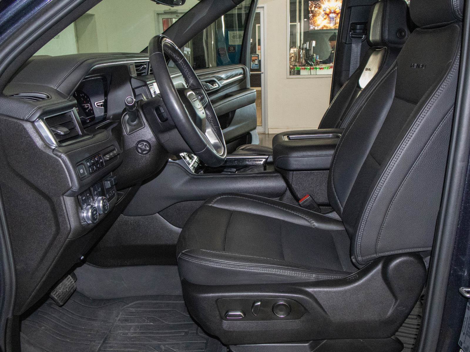 Used 2023 GMC Yukon Denali w/ Denali Reserve Package image 7