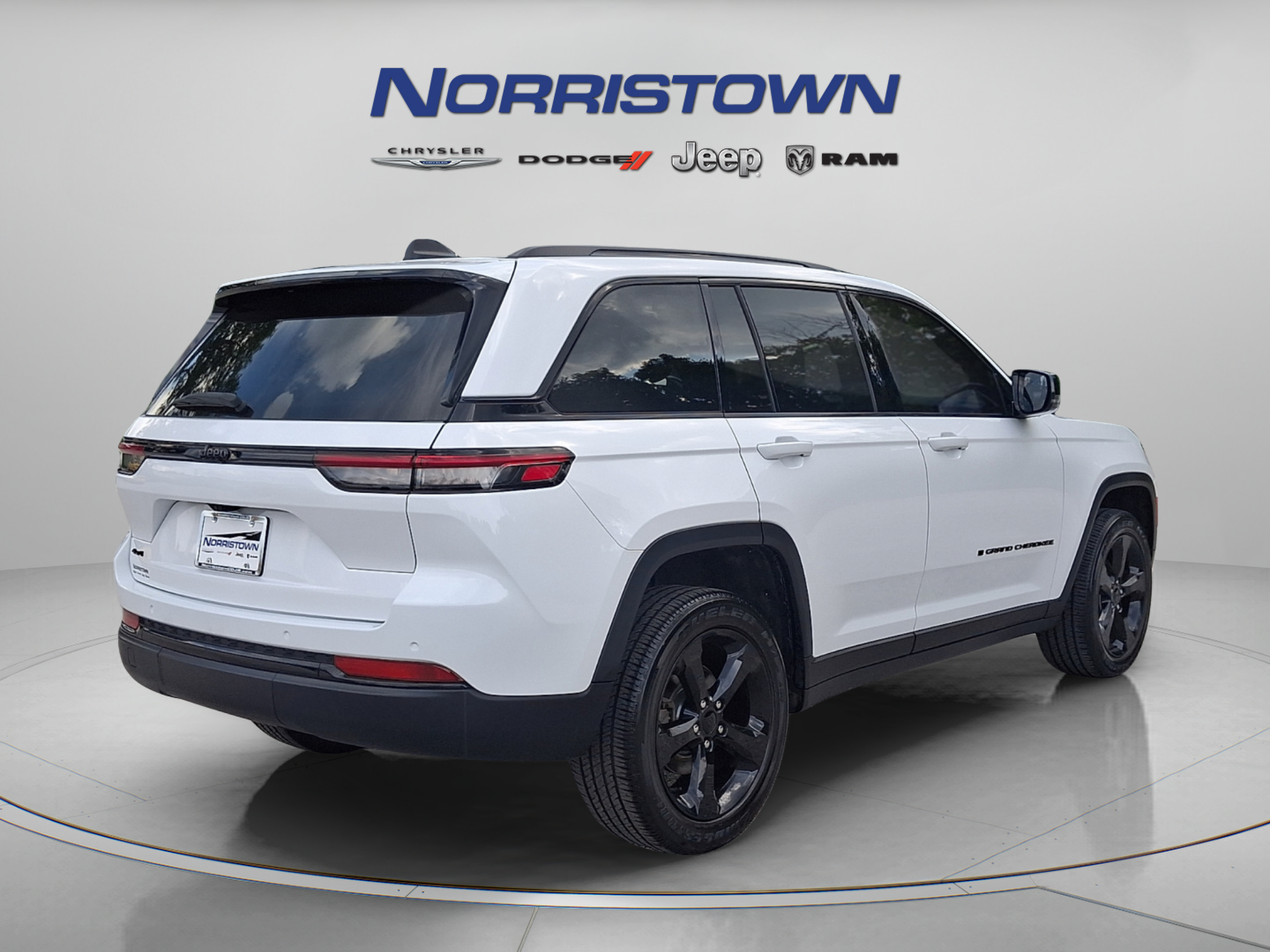 Used 2023 Jeep Grand Cherokee Altitude AWD/4WD image 6