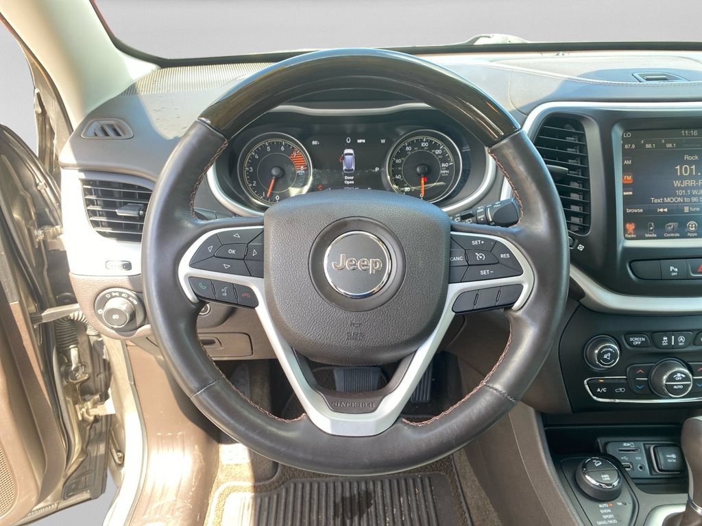 Used 2017 Jeep Cherokee Overland AWD/4WD image 19