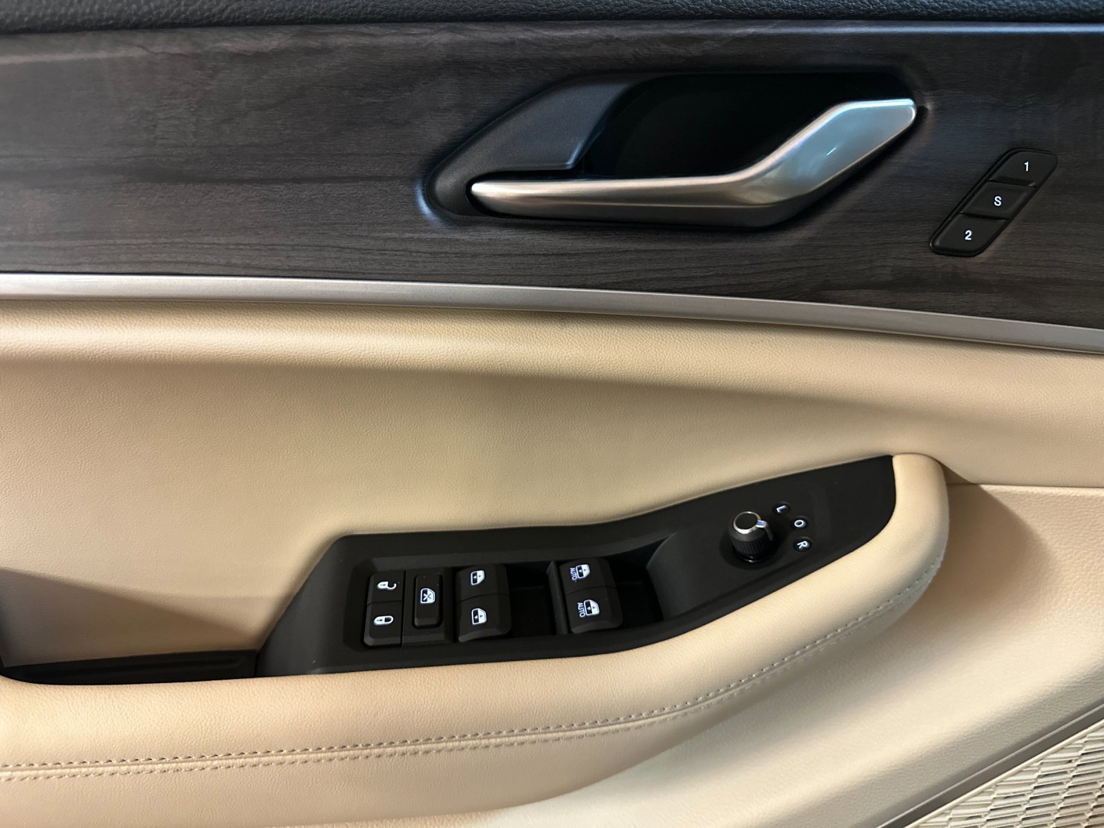 New 2025 Jeep Grand Cherokee Limited w/ Luxury Tech Group II image 10