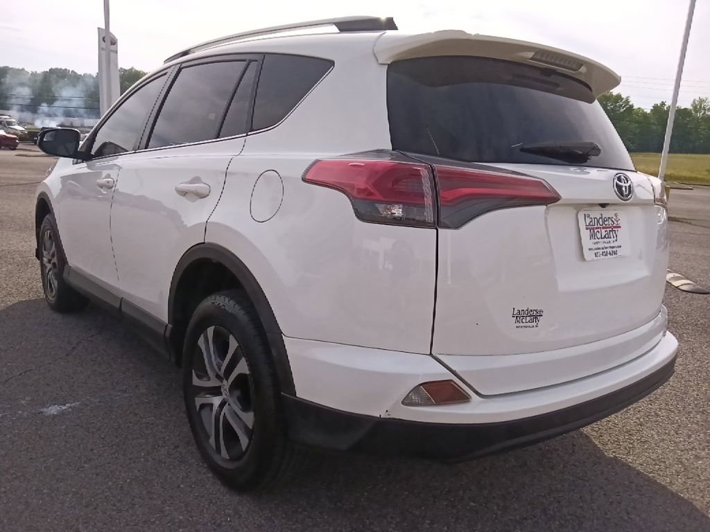 Used 2018 Toyota RAV4 LE FWD image 5