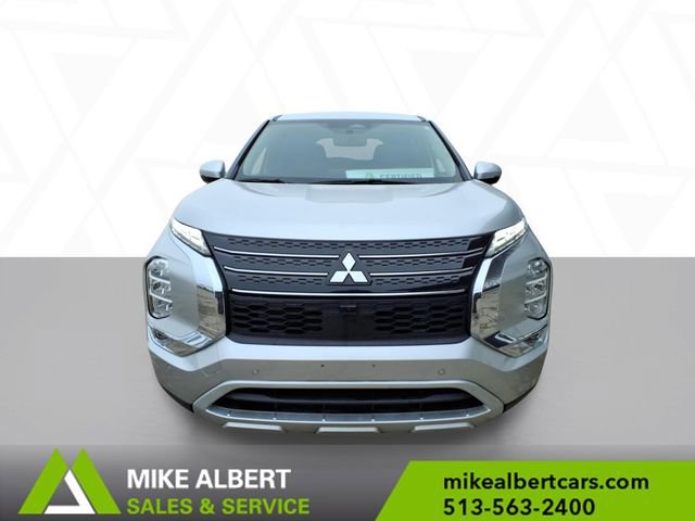 Used 2024 Mitsubishi Outlander SE image 2