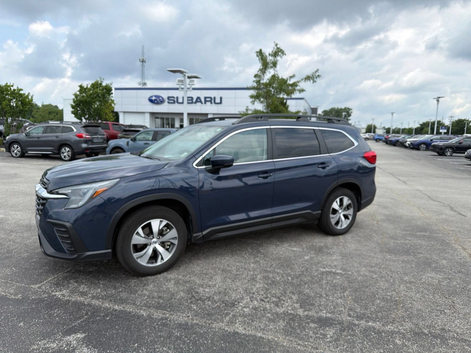 Certified 2025 Subaru Ascent Premium w/ Premium Package AWD/4WD image 1