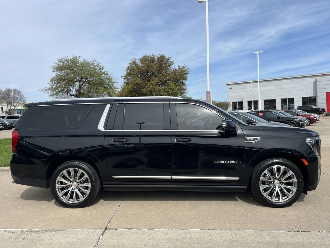 Used 2021 GMC Yukon XL Denali w/ Denali Premium Package image 3