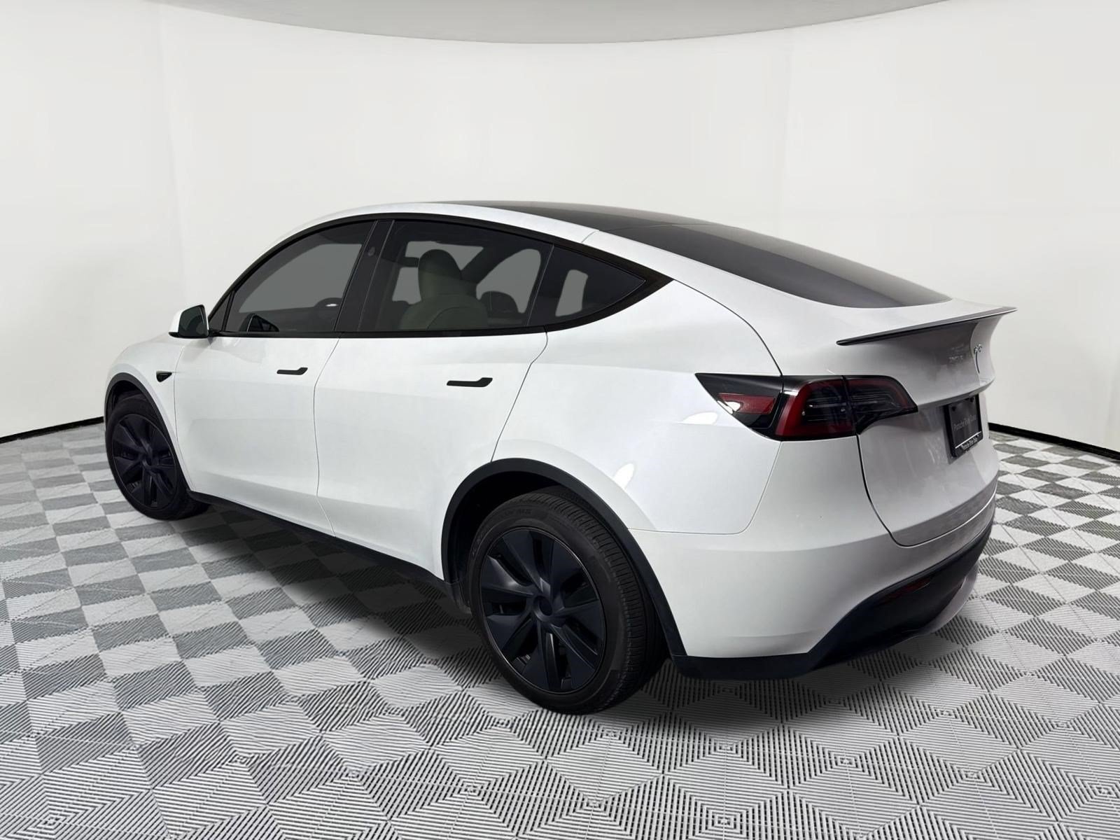 Used 2024 Tesla Model Y Long Range AWD/4WD image 3