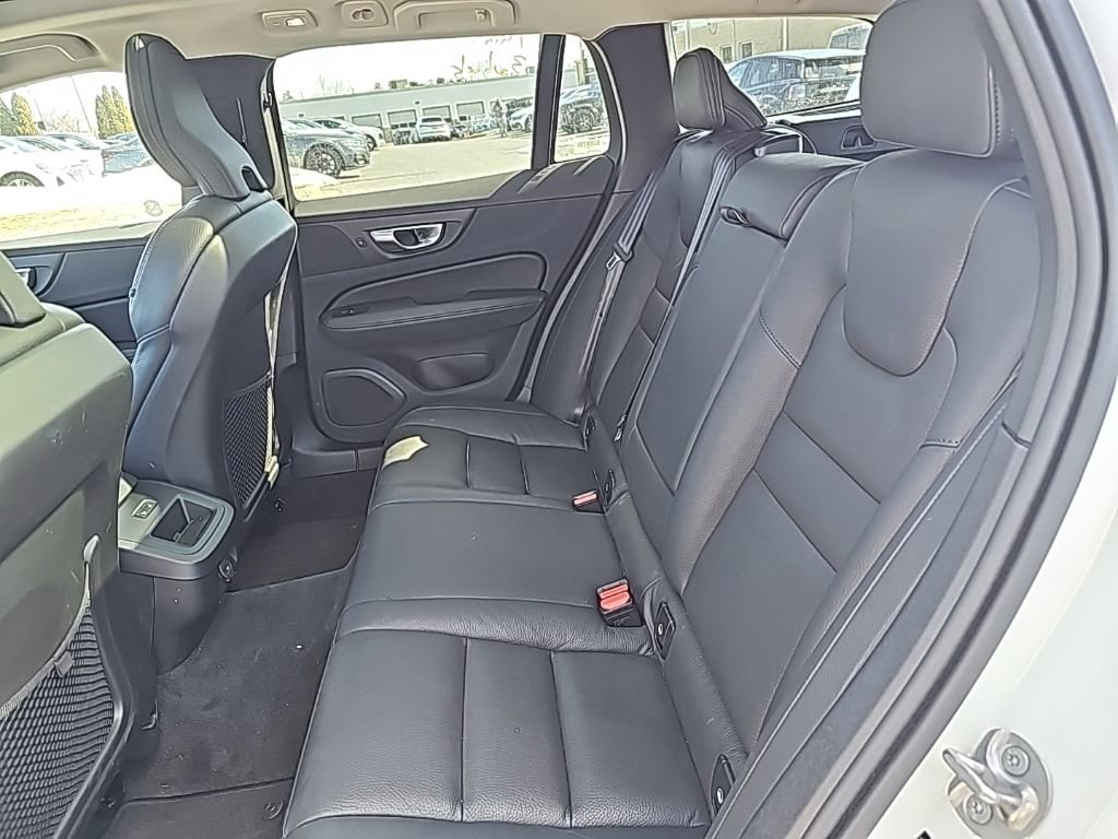 Used 2025 Volvo V60 B5 Cross Country Plus image 11
