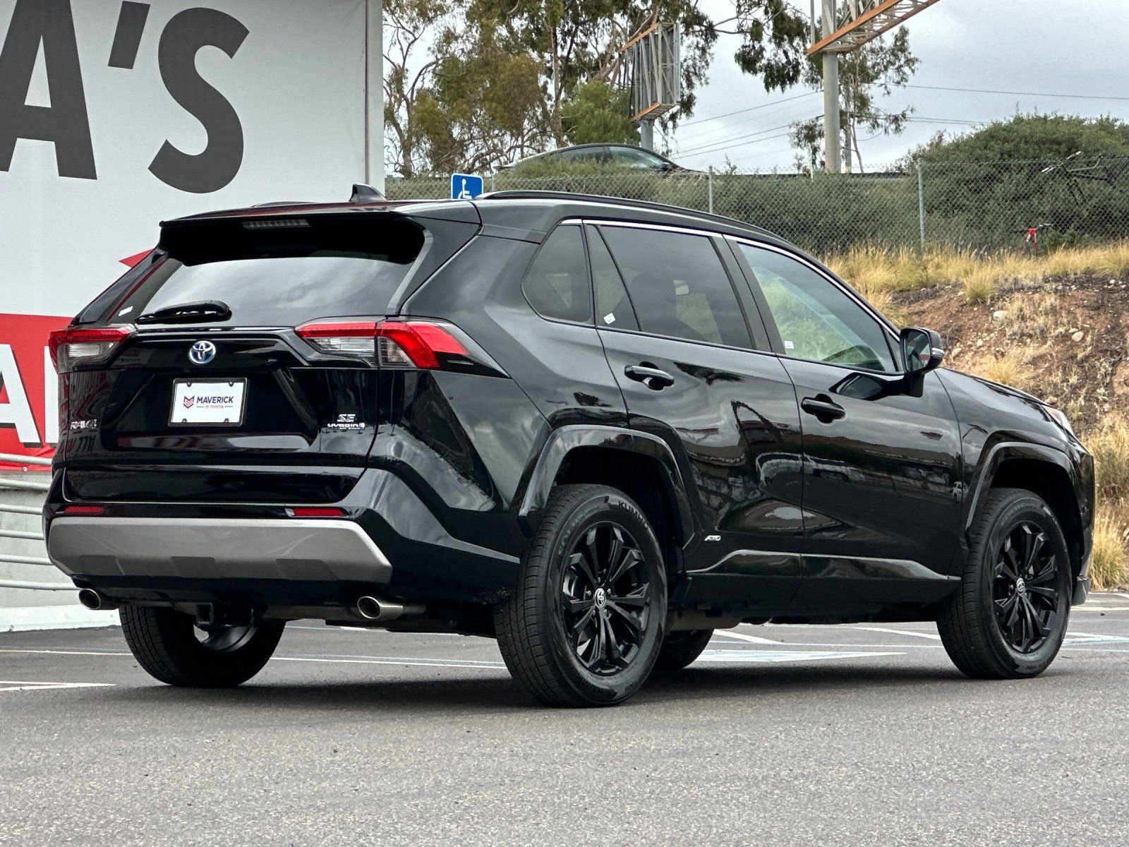 Used 2022 Toyota RAV4 SE w/ SE Grade Weather Package AWD/4WD image 5