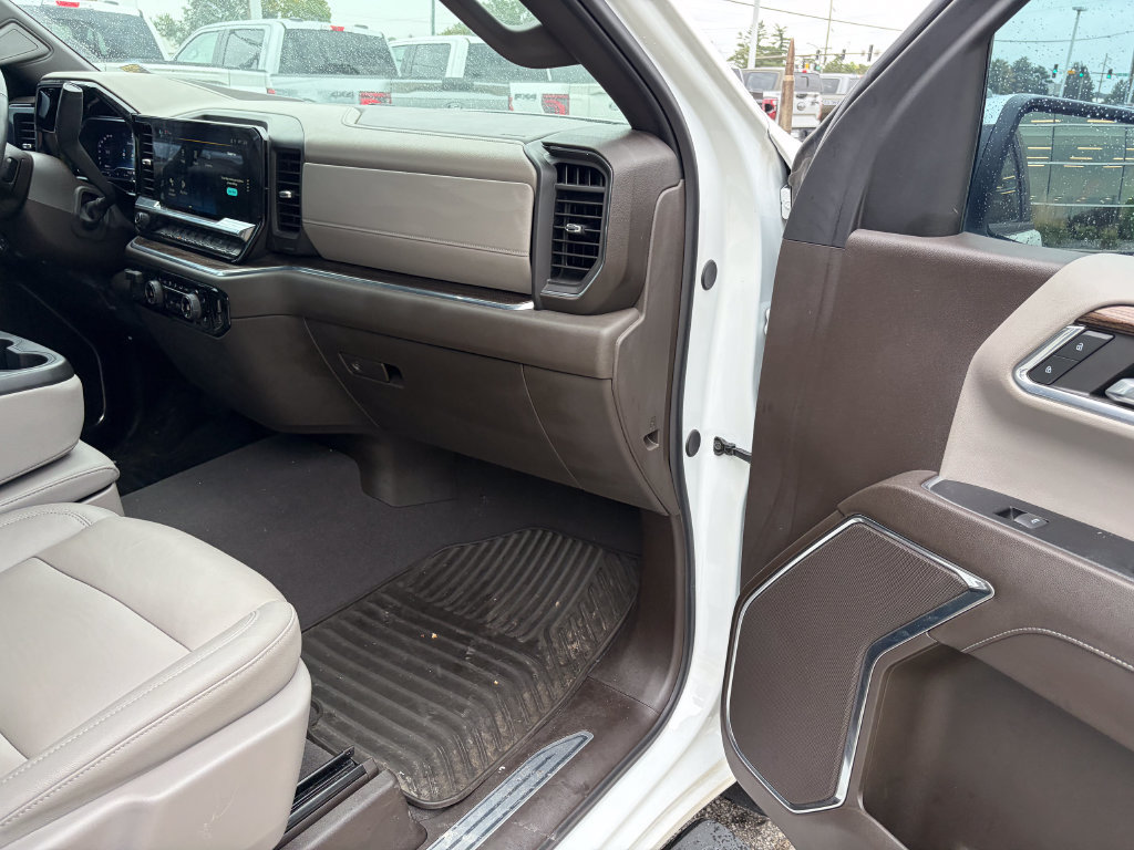 Used 2024 Chevrolet Silverado 1500 LT w/ Leather Package AWD/4WD image 17